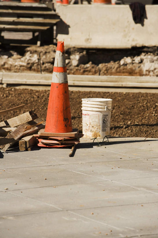 无人,竖图,室外,白天,正面,石头,阴影,分离,光线,石子,桶,影子,塑料,警告,阳光,容器,塑料制品,建筑工地,警示,储藏,隔离,禁止,塑料桶,提醒,储存,提示,限制,交通标志,路锥,交通锥,地盘,建筑地盘,施工地盘,危险,石块,岩石,彩图,工地,贮存