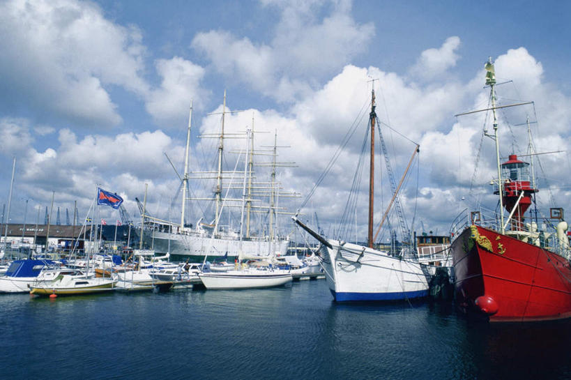 帆船,无人,横图,室外,白天,仰视,度假,海浪,海洋,美景,城市风光,城市,船,瑞典,欧洲,停靠,阴影,光线,影子,景观,浪花,云,云朵,云彩,娱乐,蓝色,白云,蓝天,天空,阳光,海水,交通工具,天,享受,休闲,景色,放松,晴朗,斯堪的纳维亚,停泊,载具,北欧,斯堪的那维亚,斯堪的那维亚半岛,斯堪的纳维亚半岛,海景,首府,哥德堡,瑞典王国,西约塔兰省,大海,风浪,海,海水的波动,近岸浪,涌浪,晴空,彩图,低角度拍摄