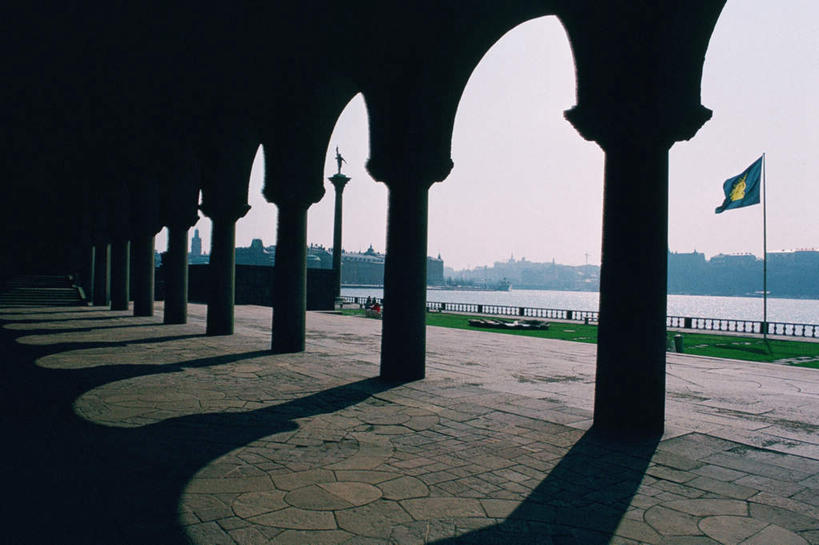 无人,横图,室外,白天,正面,度假,草地,草坪,河流,美景,水,植物,门,城市风光,城市,旗帜,瑞典,欧洲,一面,一排,阴影,整齐,光线,影子,柱子,河水,景观,水流,拱门,首都,娱乐,旗子,草,排列,蓝色,绿色,蓝天,天空,阳光,门框,天,享受,休闲,景色,放松,晴朗,斯堪的纳维亚,队列,北欧,斯德哥尔摩,斯堪的那维亚,斯堪的那维亚半岛,斯堪的纳维亚半岛,万里无云,首府,旌旗,旗号,瑞典王国,斯德哥尔摩省,晴空,晴空万里,彩图