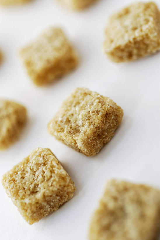 无人,竖图,俯视,室内,特写,白天,白色背景,餐桌,桌子,许多,阴影,朦胧,模糊,反射,影子,糖,很多,排列,保健,摄影,影棚,餐台,红糖,止痛,摆列,补血,化淤,健脾,暖胃,益气,彩图,高角度拍摄,影棚拍摄,拍摄,布列,分列,活血