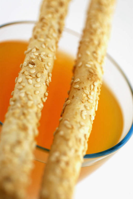 点心,无人,竖图,俯视,室内,特写,白天,白色背景,餐桌,桌子,玻璃,阴影,反射,影子,汤,食品,玻璃制品,食物,一个,容器,碗,饼干,零食,橙色,摄影,影棚,单个,餐台,储藏,储存,一碗,彩图,高角度拍摄,影棚拍摄,拍摄,贮存