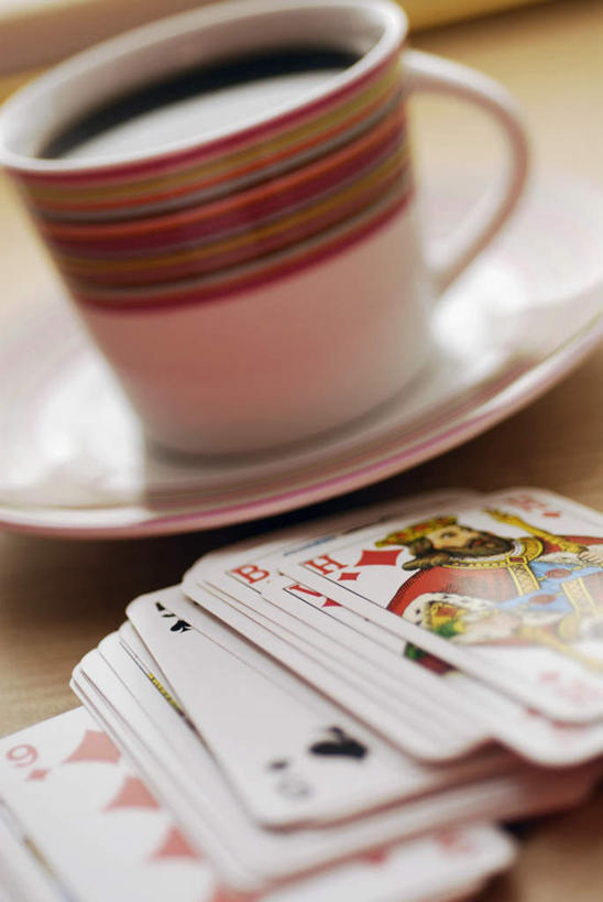 无人,竖图,俯视,室内,特写,白天,游戏,赌博,贪欲,幸福,竞争,餐桌,茶,桌子,杯子,餐具,扑克牌,纸牌,玩具,扑克,一排,许多,阴影,整齐,反射,英文,标志,碟子,盘,文字,影子,字符,陶瓷,字母,茶叶,陶瓷制品,很多,一杯,玩,娱乐,标识,刺激,排列,两个,盘子,水杯,碟,享受,休闲,温馨,放松,乐趣,餐台,活动,堆,英文字母,提神,舒适,队列,发泄,消遣,智力,赌具,醒脑,投机,侥幸,欲望,宣泄,茶杯,玩耍,嬉戏,彩图,高角度拍摄,胜负,输赢