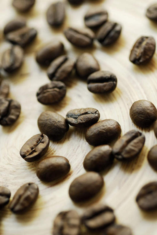 咖啡,无人,竖图,俯视,室内,特写,白天,植物,餐桌,桌子,豆,许多,阴影,反射,影子,豆类,豆子,很多,排列,咖啡豆,餐台,豆科,咖啡因,摆列,彩图,高角度拍摄,布列,分列