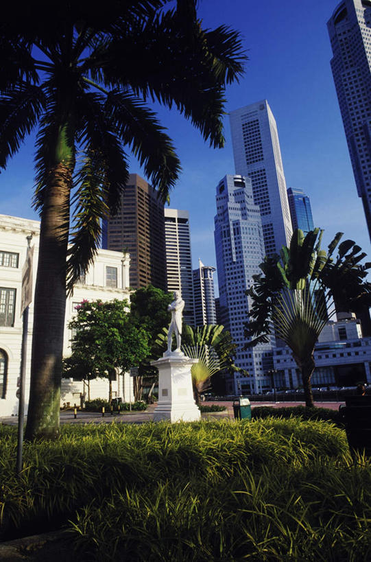 西方人,一个人,无人,家,高楼大厦,竖图,室外,白天,仰视,度假,办公楼,美景,植物,城市风光,城市,大厦,建筑,摩天大楼,写字楼,棕榈树,叶子,雕塑,欧洲,新加坡,欧洲人,亚洲,仅一个男性,仅一个人,仅一个中年男性,阴影,艺术,装饰,光线,雕刻,雕像,影子,房屋,屋子,景观,公寓,绿叶,首都,爵士,娱乐,洋房,楼房,住宅,树,树木,蓝色,绿色,蓝天,天空,阳光,自然,工艺品,楼宇,天,享受,休闲,嫩叶,商务楼,景色,放松,东南亚,生长,晴朗,成长,纪念,美术,主题,陈列,棕榈叶,万里无云,功能,美学,新加坡共和国,政治家,男人,男性,中年男性,白种人,叶,叶片,晴空,晴空万里,彩图,低角度拍摄,全身,房子,大楼,高层建筑,高楼,摩天楼,莱佛士,托马斯.斯坦福.莱佛士,莱佛士登岸遗址,莱佛士爵士纪念铜像