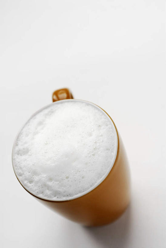 咖啡,无人,竖图,俯视,室内,特写,白天,白色背景,幸福,餐桌,桌子,杯子,阴影,反射,瓷器,影子,咖啡杯,陶瓷制品,一杯,娱乐,饮料,一个,享受,休闲,温馨,橙色,放松,乐趣,摄影,影棚,单个,餐台,提神,舒适,瓷杯,醒脑,咖啡拉花,软饮料,花式咖啡,彩图,高角度拍摄,影棚拍摄,拍摄