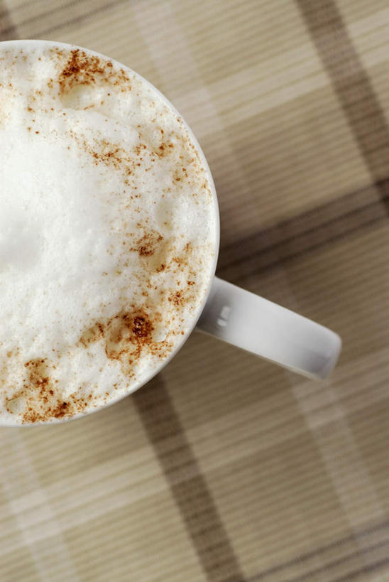 咖啡,无人,竖图,俯视,室内,特写,白天,幸福,餐桌,桌子,杯子,阴影,反射,布料,瓷器,影子,咖啡杯,陶瓷制品,一杯,布纹,娱乐,桌布,饮料,一个,餐巾,台布,享受,休闲,温馨,放松,乐趣,摄影,影棚,单个,餐台,提神,舒适,瓷杯,醒脑,咖啡拉花,软饮料,花式咖啡,彩图,高角度拍摄,影棚拍摄,拍摄