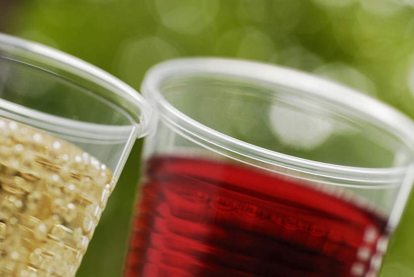 无人,横图,室内,特写,白天,正面,杯子,阴影,朦胧,模糊,反射,影子,塑料,饮品,两杯,饮料,两个,黄色,红色,塑料制品,塑料杯,苏打水,可口,适口,彩图