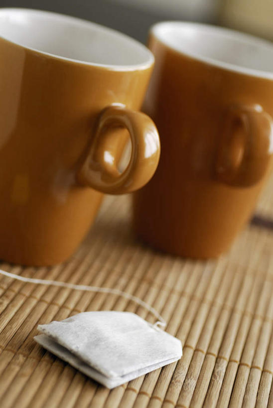 无人,竖图,俯视,室内,特写,白天,幸福,餐桌,茶,桌子,杯子,阴影,朦胧,模糊,反射,影子,陶瓷,茶叶,陶瓷制品,娱乐,茶包,两个,水杯,享受,休闲,温馨,放松,乐趣,餐台,提神,舒适,袋泡茶,醒脑,茶杯,彩图,高角度拍摄