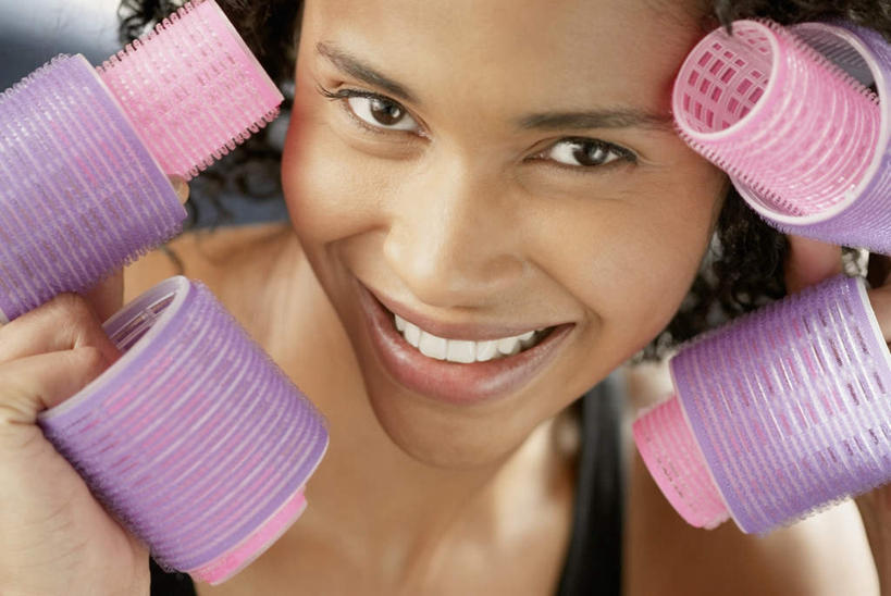 西方人,脸,头,脸颊,手,一个人,笑,微笑,露齿笑,横图,室内,特写,白天,正面,欧洲,欧洲人,仅一个年轻女性,仅一个女性,仅一个人,握,服装,背心,拿,拿着,注视,衣服,黑色,观察,看,四个,手部,握着,服饰,观看,卷发棒,卷发器,察看,衣着,穿着,关注,烫发器,衣饰,塑料卷发棒,年轻女性,女人,女性,白种人,头部,脸部,脸蛋,面部,半身,彩图