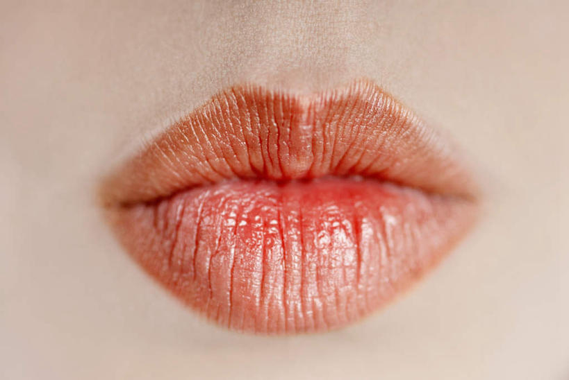 西方人,嘴,一个人,横图,室内,特写,白天,正面,欧洲,欧洲人,仅一个年轻女性,仅一个女性,仅一个人,红色,唇膏,口红,嘟嘴,撅嘴,年轻女性,女人,女性,白种人,口,口腔,嘴巴,嘴唇,半身,彩图