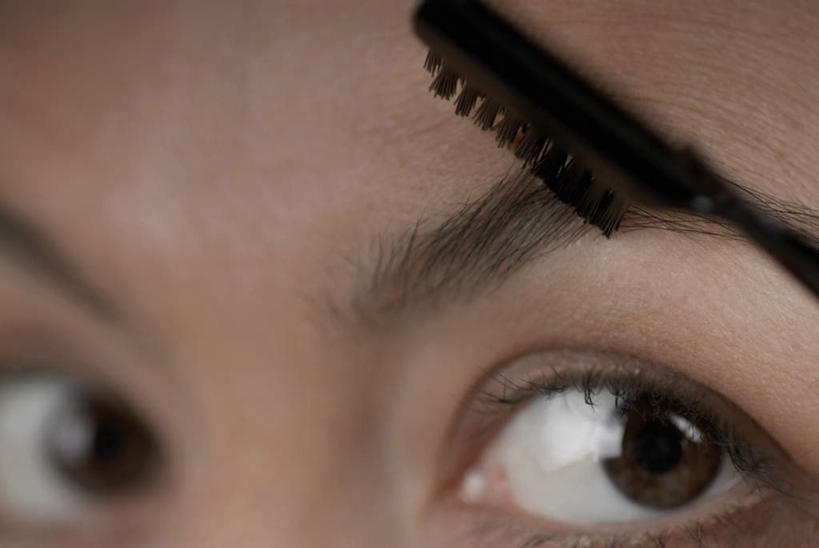 西方人,脸,头,眼睛,脸颊,眉毛,睫毛,一个人,横图,室内,特写,白天,正面,化妆,美容,欧洲,欧洲人,瞳孔,仅一个年轻女性,仅一个女性,仅一个人,护肤,注视,化妆刷,刷子,观察,看,保养,享受,休闲,放松,保健,眼部,观看,察看,美容工具,关注,养颜,彩妆刷,化妆工具,眉刷,年轻女性,女人,女性,白种人,头部,睫,脸部,脸蛋,眉,面部,眼,眼睫毛,眼眉,半身,彩图,眼眉毛