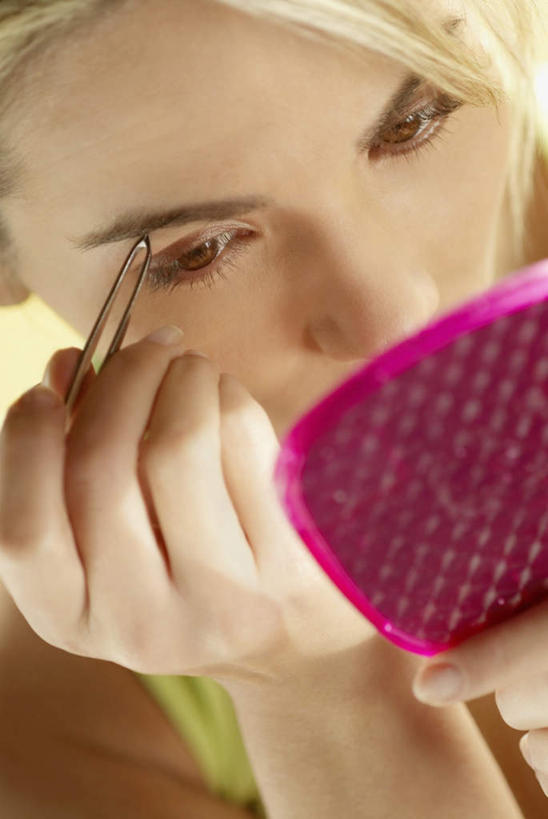 西方人,脸,头,脸颊,手,头发,一个人,竖图,室内,特写,白天,正面,化妆,美容,时尚,镜子,欧洲,欧洲人,仅一个年轻女性,仅一个女性,仅一个人,护肤,握,反射,拿,拿着,注视,黄色,观察,看,保养,享受,休闲,手部,放松,握着,保健,观看,单手,镜像,察看,美容工具,镜面,关注,养颜,化妆工具,光学,手镜,眉毛钳,年轻女性,女人,女性,白种人,头部,长发,直发,脸部,脸蛋,面部,半身,彩图