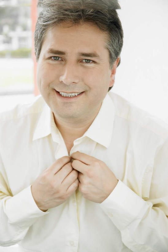 西方人,一个人,站,笑,微笑,露齿笑,竖图,室内,白天,正面,欧洲,欧洲人,仅一个男性,仅一个人,仅一个中年男性,服装,注视,休闲装,穿,衣服,观察,看,站着,休闲,休闲服,服饰,观看,察看,关注,男人,男性,中年男性,白种人,站立,半身,彩图