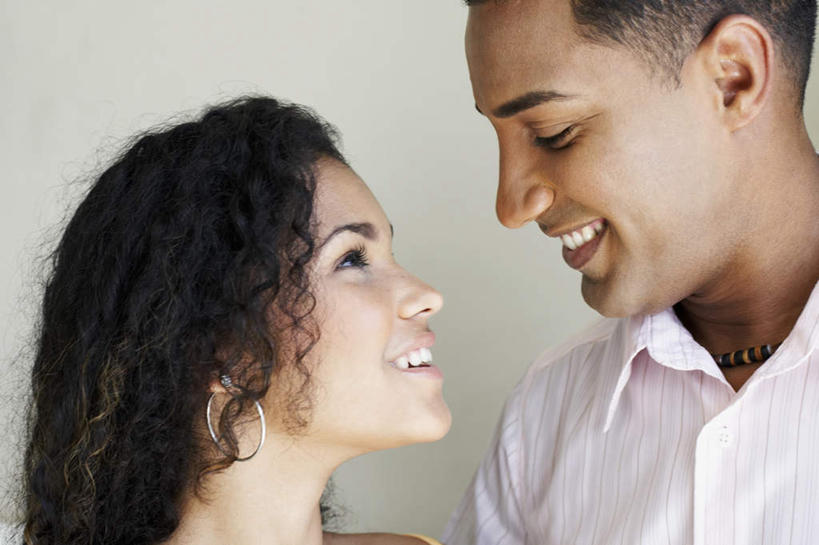 西方人,站,笑,微笑,露齿笑,横图,室内,白天,白色背景,侧面,欧洲,欧洲人,服装,注视,休闲装,相视,衣服,观察,看,站着,休闲,面对面,休闲服,摄影,服饰,影棚,观看,对视,察看,互视,关注,相对,相看,白种人,站立,半身,彩图,影棚拍摄,拍摄