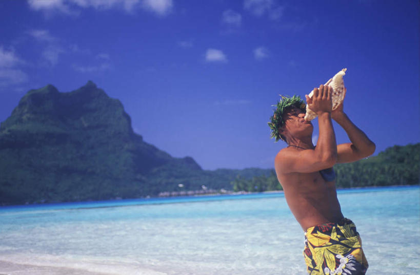 西方人,一个人,站,横图,室外,白天,正面,胜利,海浪,海洋,沙滩,山,山脉,叶子,欧洲,欧洲人,仅一个男性,仅一个人,握,阴影,短裤,裤子,朦胧,模糊,光线,沙子,影子,海岸,浪花,山峰,云,云朵,绿叶,枝条,海螺,沙地,山峦,吹奏,拿,云彩,拿着,注视,裸露,海洋生物,树枝,仅一个年轻男性,蓝色,白云,蓝天,天空,阳光,海水,群山,天,观察,看,站着,嫩叶,握着,沙滩裤,晴朗,观看,软体动物,峨螺,察看,象征,草本,关注,水生动物,裸,水生物,海景,桂冠,海底动物,月桂叶,香叶,杰出,天竺桂,香桂叶,桂叶,虬枝,枝杈,月桂,男人,男性,年轻男性,白种人,叶,叶片,大海,风浪,海,海水的波动,海滩,近岸浪,涌浪,晴空,站立,半身,彩图