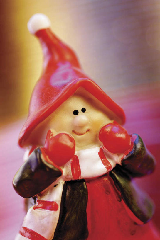 一个人,无人,站,笑,微笑,竖图,俯视,室内,特写,白天,民族服装,桌面,桌子,帽子,圣诞节,仅一个年轻女性,仅一个女性,仅一个人,阴影,节日,朦胧,模糊,庆祝,装饰,反射,木制,影子,注视,文化,木制品,围巾,观察,看,站着,庆典,温暖,围脖,观看,纪念,保暖,华丽,点缀,察看,御寒,关注,巫师帽,衬托,美观,雅致,雅观,年轻女性,女人,女性,站立,半身,彩图,高角度拍摄,传统服装,民俗服