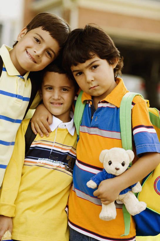 西方人,儿童,三个人,伙伴,朋友,站,抱,笑,微笑,露齿笑,竖图,室外,白天,正面,游戏,友谊,纯洁,熊,玩具,欧洲,欧洲人,握,服装,朦胧,模糊,包,书包,玩偶,泰迪熊,拿,玩,拿着,注视,休闲装,娱乐,一只,小孩,衣服,背包,玩具熊,观察,看,站着,休闲,休闲服,可爱,童年,童趣,益智,握着,服饰,毛绒玩具,抱着,观看,安慰,察看,搂着,发泄,关注,消遣,童真,烂漫,无邪,宣泄,罗斯福熊,天真,友情,男孩,男人,男性,白种人,搂,搂抱,玩耍,嬉戏,站立,半身,彩图,双肩包,男生