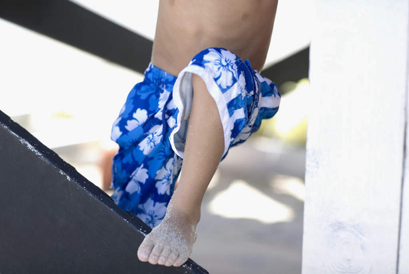 西方人,儿童,腿部,脚,脚趾,脚趾甲,腿,一个人,栏杆,横图,室外,白天,正面,纯洁,沙滩,欧洲,欧洲人,仅一个男性,仅一个人,阴影,短裤,裤子,光线,扶手,沙子,影子,海岸,沙地,光脚,踩,护栏,裸露,小孩,蓝色,蓝天,天空,阳光,天,踩着,仅一个小孩,赤脚,可爱,童年,童趣,沙滩裤,晴朗,裸,童真,烂漫,无邪,万里无云,天真,男孩,男人,男性,白种人,孩子,脚指甲,海滩,晴空,晴空万里,半身,彩图,男生