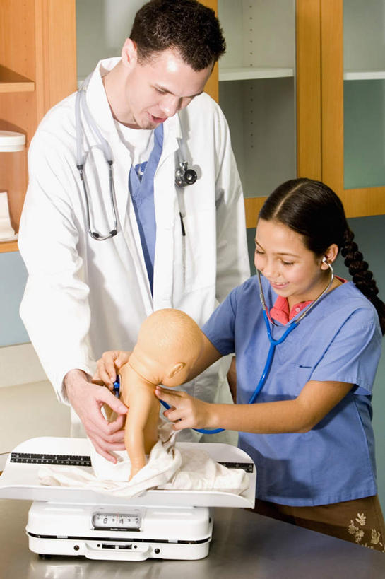 西方人,婴儿,儿童,两个人,医生,办公室,医院,站,笑,微笑,露齿笑,竖图,室内,白天,正面,工作服,制服,游戏,纯洁,仪器,柜子,家具,桌子,玩具,欧洲,欧洲人,握,办公桌,电子秤,储物柜,拿,玩,拿着,注视,娱乐,小孩,听诊器,低头,观察,看,站着,医护人员,医疗人员,休闲,可爱,童年,童趣,益智,握着,观看,活动,察看,医疗设备,衡量,储存,发泄,关注,消遣,智力,医疗器械,防护服,医疗工具,隔离服,计量,童真,无菌服,烂漫,无邪,医疗机构,办公家具,宣泄,衡器,工作制服,储备,蕴藏,贮备,检测工具,天真,男人,男性,年轻男性,女孩,女人,女性,白种人,孩子,大夫,秤,玩耍,嬉戏,站立,半身,彩图,工作套服,病院,诊所,防静电工装,隔工作服,洁净工装,洁净工作服,净化服,无尘工作服,无尘衣,贮存,电子称,女生