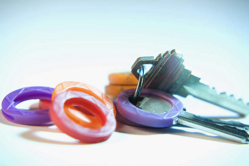 无人,横图,俯视,室内,特写,白天,白色背景,安全,静物,连接,阴影,装饰,反射,影子,防护,钥匙,钥匙圈,摄影,影棚,保护,华丽,修饰,点缀,开启,封闭,钥匙链,保险,私密,钥匙扣,保全,周全,安稳,安定,防盗,衬托,美观,雅致,雅观,贯穿,连结,衔接,串连,平安,彩图,高角度拍摄,影棚拍摄,拍摄,锁匙扣,钥匙挂