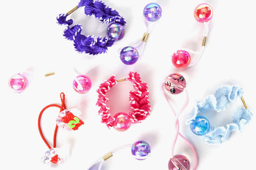 无人,横图,俯视,室内,特写,白天,白色背景,静物,许多,阴影,装饰,反射,头饰,影子,粉色,蓝色,紫色,发饰,饰品,摄影,影棚,华丽,修饰,点缀,头绳,配饰,衬托,美观,雅致,雅观,彩图,高角度拍摄,影棚拍摄,拍摄,发绳