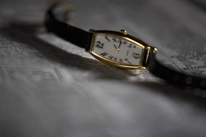 无人,横图,俯视,室内,特写,白天,桌面,桌子,静物,阴影,朦胧,模糊,时间,反射,木制,时钟,手表,影子,计时,一个,木制品,钟表,表,单个,腕表,钟,彩图,高角度拍摄