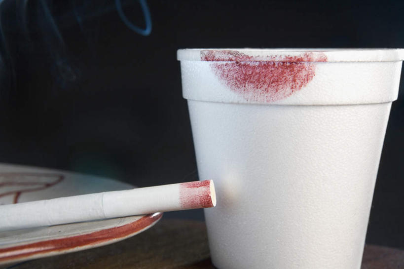 无人,横图,室内,特写,白天,正面,静物,杯子,香烟,餐具,阴影,黑色背景,朦胧,模糊,反射,碟子,盘,影子,盘子,纸制品,碟,烟,摄影,影棚,纸杯,一支,口红印,一次性杯子,卷烟,烟草,纸烟,彩图,影棚拍摄,拍摄,唇印