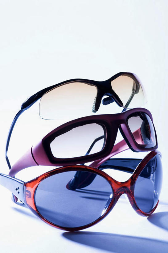 无人,竖图,俯视,室内,特写,白天,白色背景,静物,阴影,反射,墨镜,眼镜,影子,太阳镜,太阳眼镜,遮阳镜,摄影,影棚,三幅,彩图,高角度拍摄,影棚拍摄,拍摄