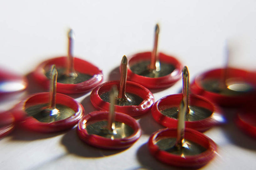 无人,横图,俯视,室内,特写,白天,白色背景,生活用品,静物,许多,阴影,朦胧,模糊,锐利,反射,影子,办公用品,文具,红色,学习用品,日用品,图钉,摄影,影棚,文具用品,锋利,尖锐,尖利,犀利,厉害,彩图,高角度拍摄,影棚拍摄,拍摄