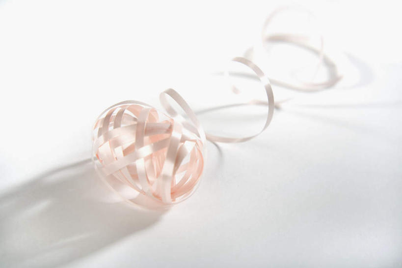 无人,横图,俯视,室内,特写,白天,白色背景,静物,阴影,环绕,缠绕,反射,丝绸,丝带,影子,缎带,绸带,粉色,摄影,影棚,纠缠,彩图,高角度拍摄,影棚拍摄,拍摄