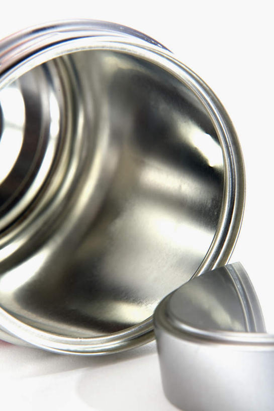 无人,竖图,俯视,室内,特写,白天,白色背景,静物,金属制品,阴影,朦胧,模糊,反射,金属,铁桶,桶,影子,两个,容器,摄影,影棚,储藏,储存,彩图,高角度拍摄,影棚拍摄,拍摄,贮存