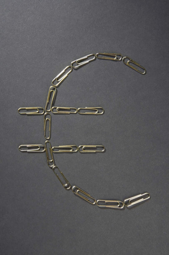 无人,竖图,俯视,室内,特写,白天,静物,金属制品,许多,阴影,灰色背景,反射,金属,标志,文字,影子,字符,字母,办公用品,回形针,欧元,标识,学习用品,摄影,影棚,文具用品,曲别针,彩图,高角度拍摄,影棚拍摄,拍摄,欧元符号