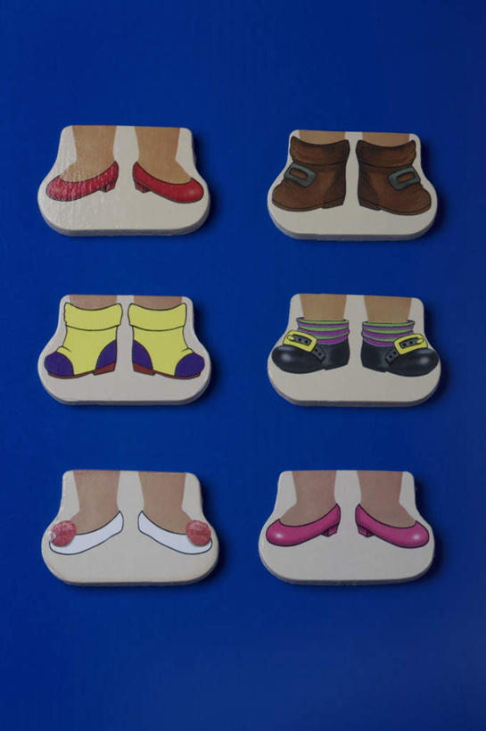 无人,竖图,俯视,室内,特写,白天,高跟鞋,凉鞋,鞋,时尚,静物,鞋子,许多,阴影,蓝色背景,反射,影子,皮革,排列,卡片,摄影,影棚,时髦,摆列,时兴,彩图,高角度拍摄,影棚拍摄,夹趾拖鞋,皮鞋,人字拖,人字拖鞋,拍摄,布列,分列