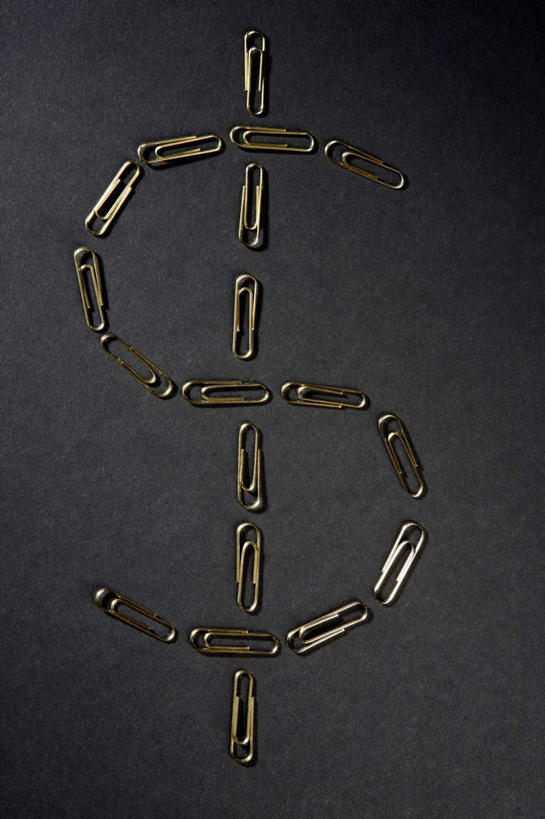 无人,竖图,俯视,室内,特写,白天,静物,金属制品,许多,阴影,灰色背景,反射,金属,标志,文字,影子,字符,字母,办公用品,回形针,欧元,标识,学习用品,摄影,影棚,文具用品,曲别针,美元符号,彩图,高角度拍摄,影棚拍摄,拍摄