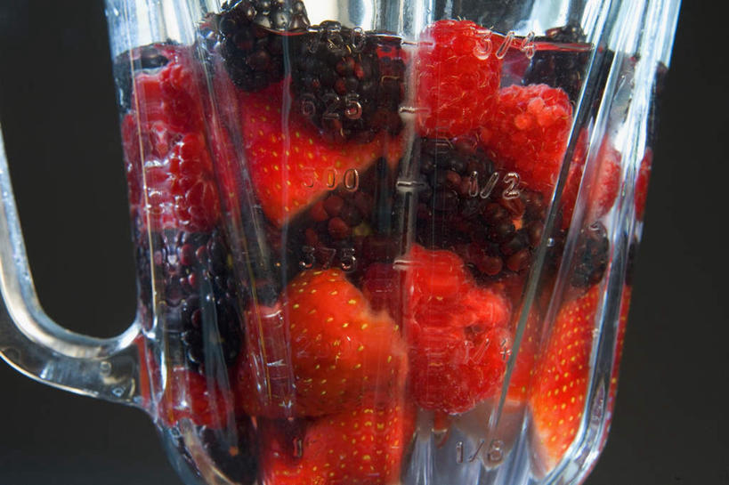 无人,横图,室内,特写,白天,正面,草莓,浆果,黑莓,杯子,水果,一堆,许多,阴影,堆叠,堆积,黑色背景,新鲜,反射,电器,工具,影子,生食,食品,果实,设备,榨汁机,玻璃制品,食物,水杯,搅拌,摄影,有机食品,绿色食品,影棚,堆,研磨,切割,家电,家用电器,榨汁,露莓,玻璃杯,洋莓,水果皇后,红莓,地莓,彩图,影棚拍摄,拍摄