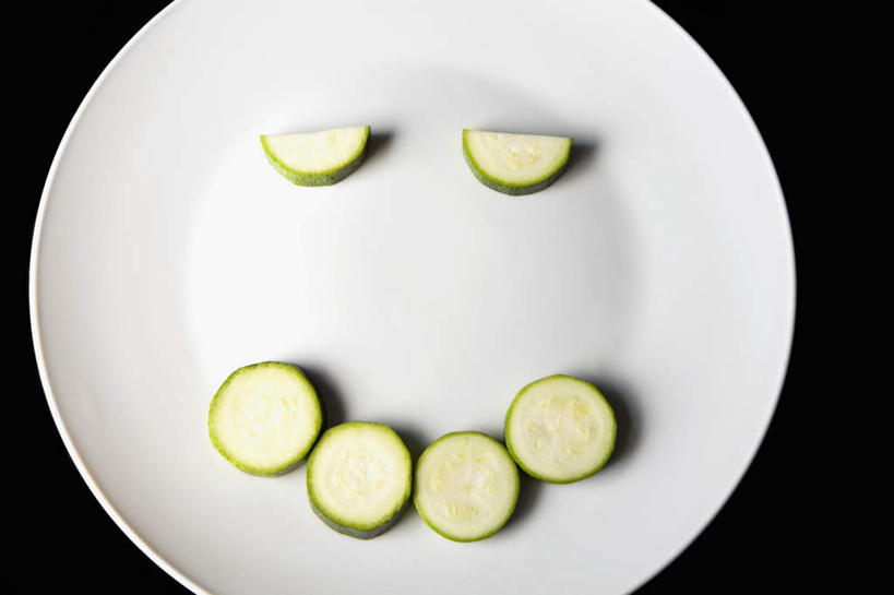 无人,横图,俯视,室内,特写,白天,蔬菜,餐具,切开,阴影,黑色背景,新鲜,反射,碟子,盘,影子,食品,西葫芦,食物,盘子,碟,切,笑容,白瓜,摄影,有机食品,绿色食品,影棚,笑脸,剖面,切面,茭瓜,笑貌,彩图,高角度拍摄,影棚拍摄,拍摄