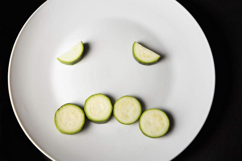 无人,横图,俯视,室内,特写,白天,蔬菜,餐具,切开,阴影,黑色背景,新鲜,反射,碟子,盘,影子,食品,西葫芦,食物,盘子,碟,切,白瓜,摄影,有机食品,绿色食品,影棚,剖面,哭脸,切面,茭瓜,彩图,高角度拍摄,影棚拍摄,拍摄