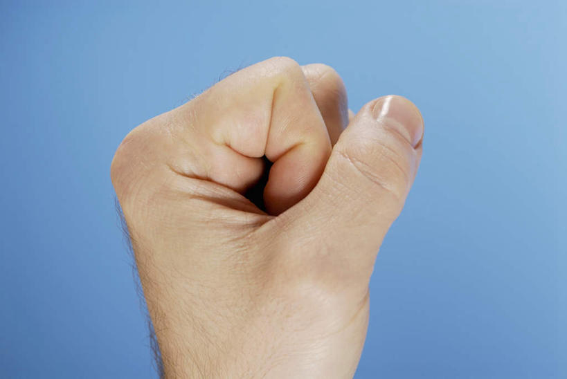 西方人,手,一个人,横图,室内,特写,白天,正面,欧洲,欧洲人,仅一个男性,仅一个人,握,阴影,蓝色背景,反射,影子,鼓励,仅一个年轻男性,加油,手势,握拳,手部,打气,握着,摄影,影棚,单手,鼓舞,男人,男性,年轻男性,白种人,半身,彩图,影棚拍摄,拍摄