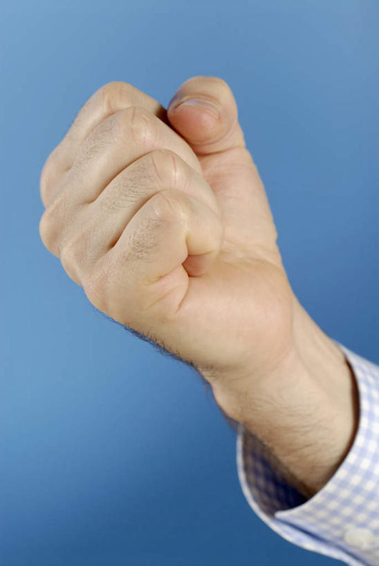 西方人,手,一个人,竖图,室内,特写,白天,正面,衬衫,欧洲,欧洲人,仅一个男性,仅一个人,握,阴影,蓝色背景,反射,影子,鼓励,仅一个年轻男性,加油,手势,握拳,手部,打气,握着,摄影,影棚,单手,鼓舞,男人,男性,年轻男性,白种人,半身,彩图,影棚拍摄,衬衣,拍摄