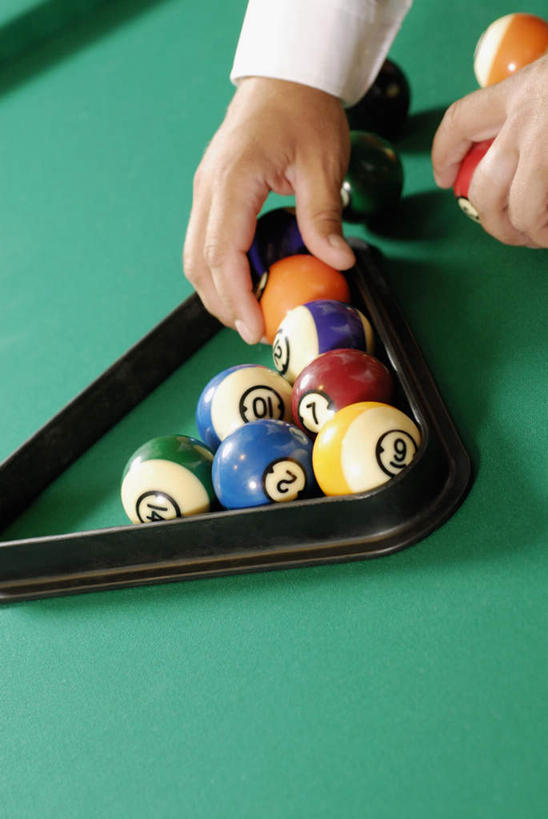 西方人,手,一个人,站,竖图,俯视,室内,特写,白天,西装,台球,欧洲,欧洲人,双手,仅一个男性,仅一个人,握,撞球,阴影,套装,正装,朦胧,模糊,反射,木制,球杆,三角形,影子,拿,拿着,职业装,运动器械,彩球,排列,仅一个年轻男性,木制品,站着,手部,健身器械,握着,台球桌,排序,健身器材,斯诺克,三角框,斯诺克球,斯诺克台球,桌球,男人,男性,年轻男性,白种人,站立,半身,彩图,高角度拍摄,运动器材