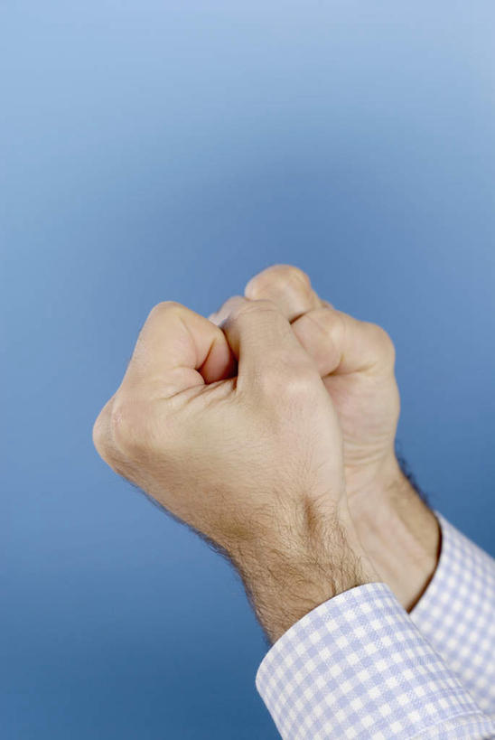 西方人,手,一个人,竖图,室内,特写,白天,侧面,衬衫,欧洲,欧洲人,仅一个男性,仅一个人,握,阴影,蓝色背景,反射,影子,鼓励,仅一个年轻男性,加油,手势,握拳,手部,打气,握着,摄影,影棚,单手,鼓舞,男人,男性,年轻男性,白种人,半身,彩图,影棚拍摄,衬衣,拍摄