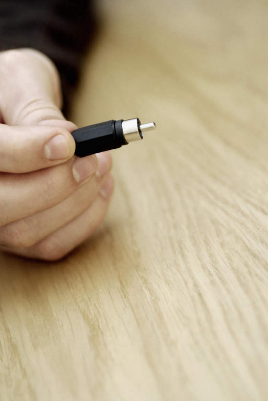 西方人,手,一个人,竖图,俯视,室内,特写,白天,通讯,数据,桌面,桌子,欧洲,欧洲人,仅一个男性,仅一个人,握,阴影,服装,朦胧,模糊,反射,传输,木制,影子,拿,拿着,休闲装,仅一个年轻男性,衣服,木制品,休闲,手部,休闲服,握着,服饰,单手,音频线,线缆,男人,男性,年轻男性,白种人,半身,彩图,高角度拍摄,音频连接线