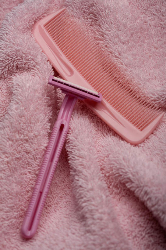 无人,竖图,俯视,室内,特写,白天,爱情,幸福,静物,一把,一条,阴影,反射,纺织物,影子,粉红色,粉红,刀具,浪漫,梳子,一个,粉色,毛巾,日用品,刀,清洁,健康,可爱,活泼,单个,青春,保暖,满足,甜美,美容工具,时髦,温柔,剃毛刀,透气,纯真,防水,美发用品,储水,耐磨,吸水,剃刀,彩图,高角度拍摄,耙刀