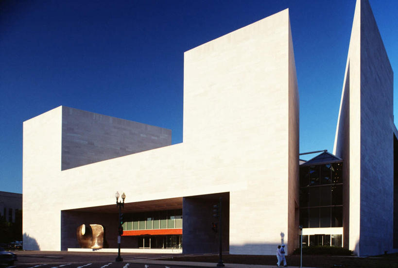 西方人,两个人,伙伴,朋友,站,走,横图,室外,白天,仰视,旅游,度假,友谊,窗户,标志建筑,地标,建筑,路灯,人行横道,照明,欧洲,美国,欧洲人,阴影,服装,光线,影子,人行道,灯光,首都,注视,休闲装,娱乐,建设,玻璃窗,灯,衣服,蓝色,蓝天,天空,阳光,天,观察,看,站着,享受,休闲,休闲服,旅游胜地,放松,服饰,晴朗,观看,照亮,察看,北美,北美洲,照明设备,关注,美术馆,人行横道线,美洲,华盛顿特区,万里无云,华盛顿哥伦比亚特区,华府,美国国家美术馆,北亚美利加洲,亚美利加洲,国家美术馆,友情,男人,男性,中年男性,白种人,晴空,晴空万里,斑马线,步行,散步,站立,走路,彩图,低角度拍摄,全身