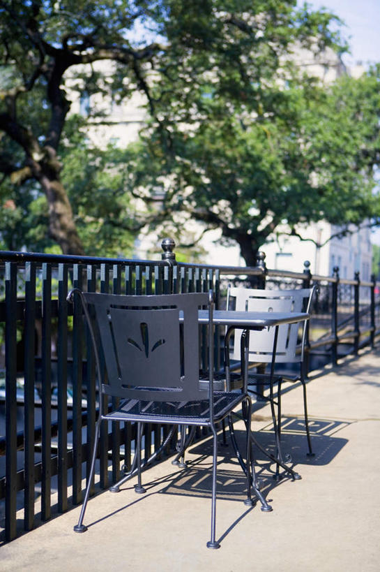 无人,栏杆,竖图,室外,白天,正面,度假,美景,植物,城市风光,城市,道路,路,椅子,美国,阴影,光线,影子,景观,围栏,小路,交通,娱乐,护栏,树,树木,蓝色,绿色,蓝天,天空,阳光,自然,天,享受,休闲,景色,放松,生长,晴朗,成长,北美,北美洲,美洲,佐治亚州,万里无云,萨凡纳,佐治亚,乔治亚州,南方帝国州,北亚美利加洲,亚美利加洲,萨瓦纳,萨王纳,晴空,晴空万里,彩图