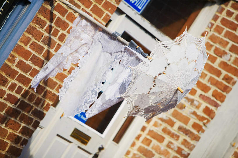 无人,横图,室外,白天,正面,石头,一把,一排,许多,阴影,整齐,装饰,光线,伞,石子,影子,雨伞,遮阳伞,墙,蕾丝,阳伞,墙壁,墙面,排列,阳光,华丽,修饰,点缀,太阳伞,队列,衬托,美观,雅致,雅观,石块,岩石,彩图