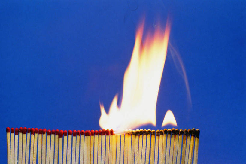 无人,横图,室内,特写,白天,正面,热情,火,一排,许多,蓝色背景,整齐,火柴,火焰,燃烧,排列,摄影,影棚,洋火,队列,火柴梗,取火工具,彩图,影棚拍摄,拍摄