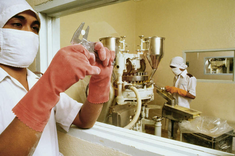 东方人,两个人,同事,科学家,站,横图,室内,白天,正面,工作服,制服,成功,合作,团队,集体,信心,窗户,亚洲,连接,握,阴影,组合,弯曲,反射,分离,工具,钳子,影子,实验室,研究室,过滤,分开,注视,黄种人,加工,队伍,玻璃窗,口罩,手套,观察,看,站着,隔断,橡胶,握着,遮掩,观看,老虎钳,隔离,链接,固定,五金,察看,卫生,领导,掩盖,遮挡,紧固,科研人员,成就,关注,净化,拼接,剪断,拼凑,间隔,研究者,防护服,橡胶手套,预防,隔离服,合伙,领袖,橡胶制品,试验室,无菌服,扭转,遮盖,防尘,科学研究者,医用手套,拼合,凑集,聚合,撮合,链结,牢固,夹持,掩饰,断绝,隔开,屏蔽,屏绝,远离,中断,阻遏,阻隔,工作制服,解析,剖析,年轻女性,女人,女性,亚洲人,科学工作者,站立,半身,彩图,工作套服,防静电工装,隔工作服,洁净工装,洁净工作服,净化服,无尘工作服,无尘衣