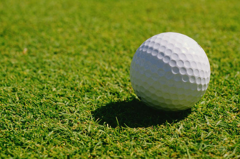 无人,横图,俯视,室外,特写,白天,草地,草坪,植物,阴影,朦胧,模糊,光线,高尔夫,高尔夫球,球洞,影子,球场,高尔夫球场,草,绿色,阳光,高尔夫球洞,绿茵场,高尔夫运动,高尔夫球具,彩图,高角度拍摄