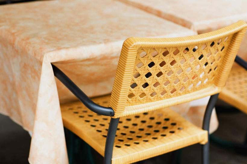 无人,餐厅,横图,俯视,室内,特写,白天,餐桌,桌子,椅子,阴影,反射,布料,影子,两把,布纹,桌布,餐巾,台布,餐台,彩图,高角度拍摄,餐馆,饭店,饭馆